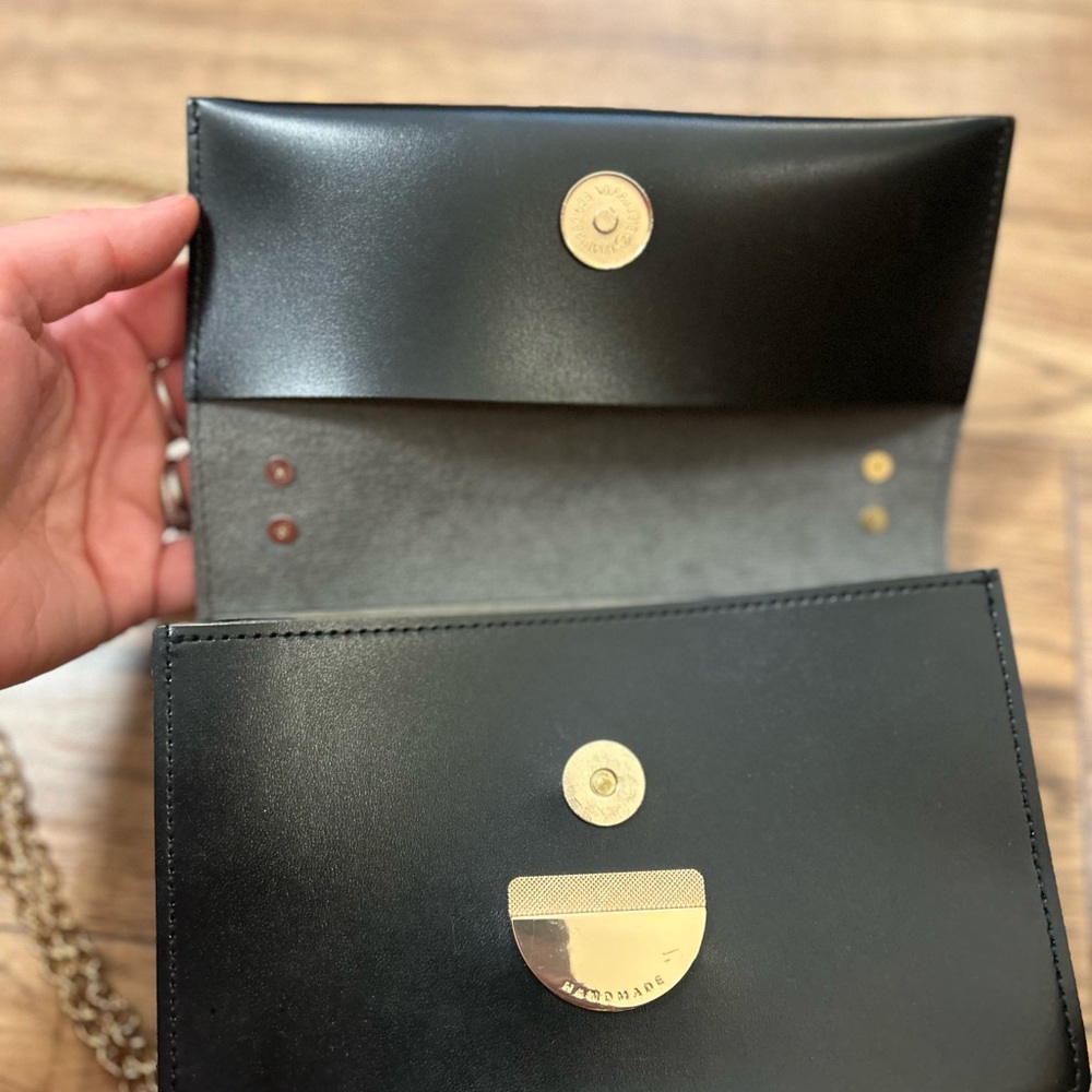 Elegant Black Leather and Gold Chain Shoulder Bag - Picture 3 of 6